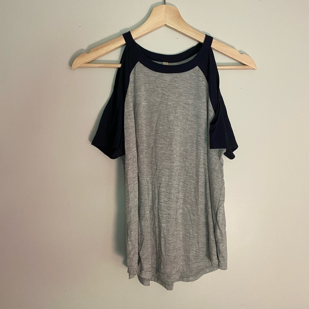 Cold shoulder tee
